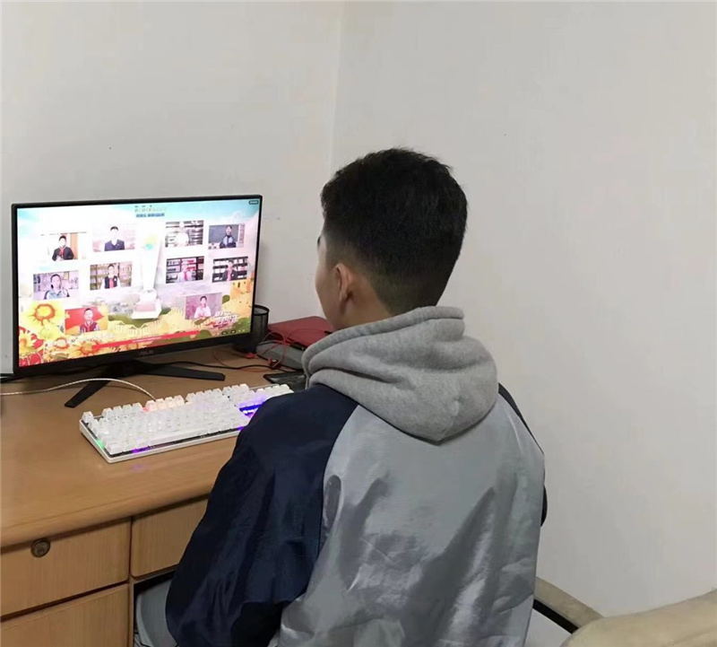 学生在家观看《gpk电子游戏》2.jpg