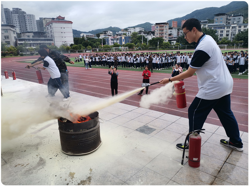 师生消防演练1.jpg